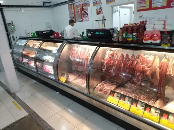 Balcão refrigerado de açougue em funcionamento