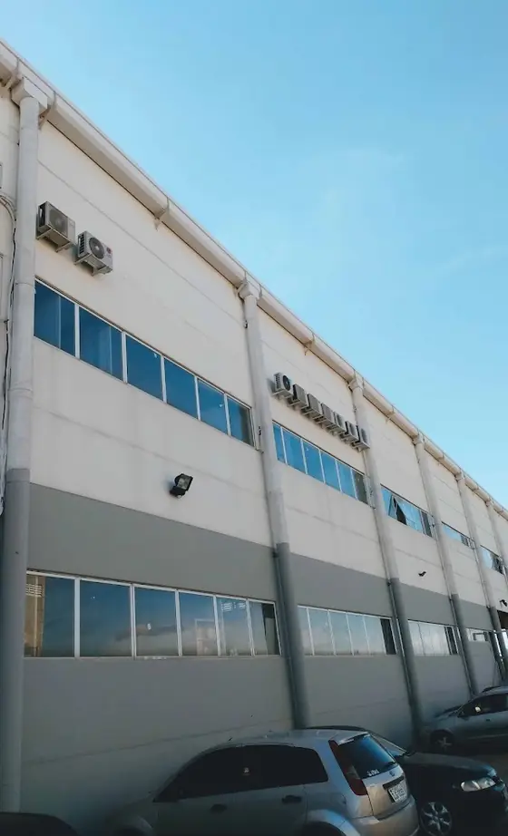 Condensadoras instaladas na fachada de empresa