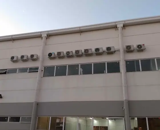 Condensadoras instaladas na fachada de galpão