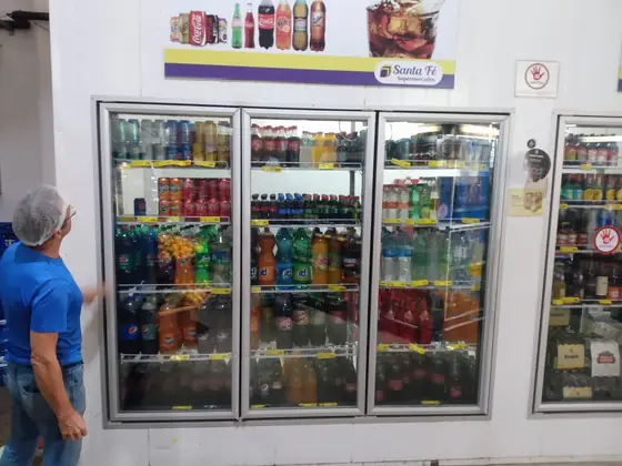 Expositor refrigerado de bebidas em mercado