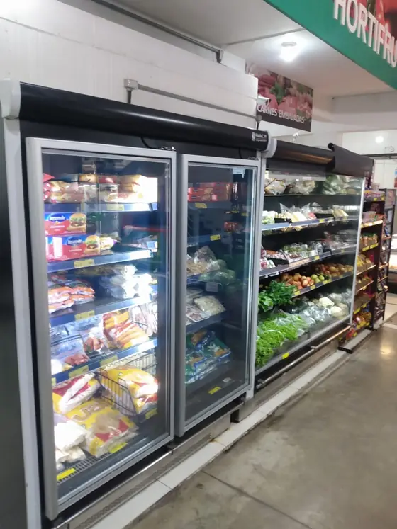 Freezer vertical em supermercado