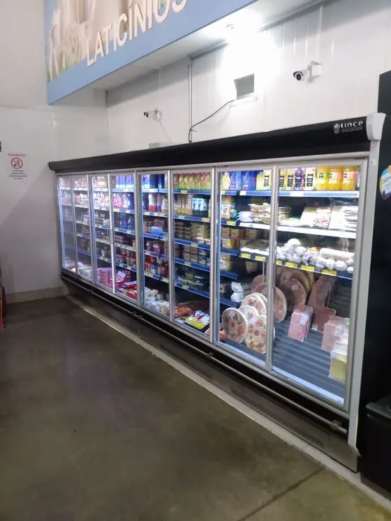 Ilha e expositores refrigerados em mercado