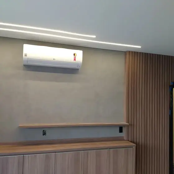 Split instalado em ambiente com painel de madeira