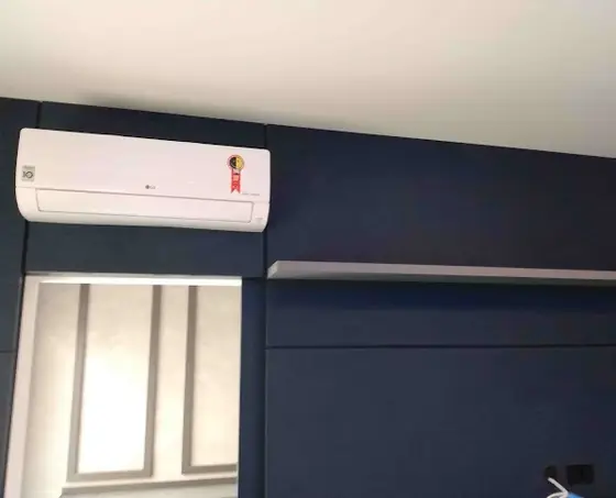 Split instalado em parede azul de residência