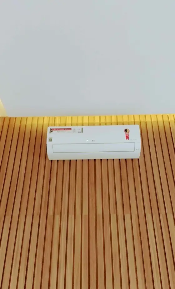 Split instalado acima de painel ripado