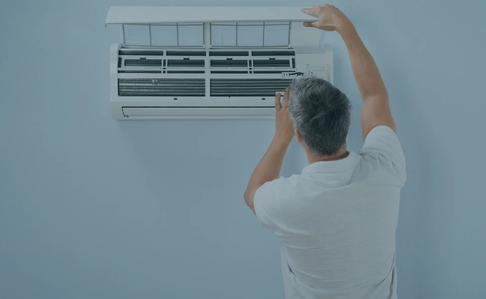 Técnico da Arconfrio fazendo manutenção de ar-condicionado split