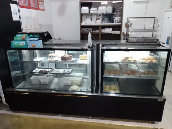 Vitrine refrigerada de confeitaria